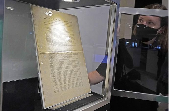 ConstitutionDAOがアメリカ合衆国憲法のコピーの入札に失敗し、4500万ドル以上が1万7000人の寄付者に返金される。