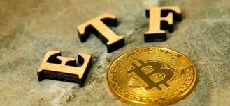 金のETFを参照にして、現物ETFがビットコイン価格に与える影響を分析する。