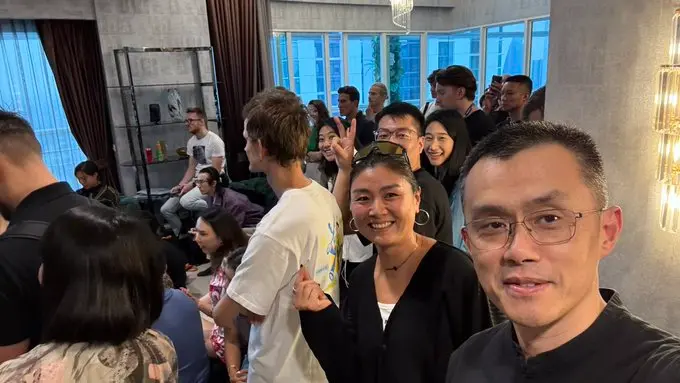 赵长鹏이 Vitalik과 DeSci 기업가 모임에서 찍은 사진을 공유했습니다