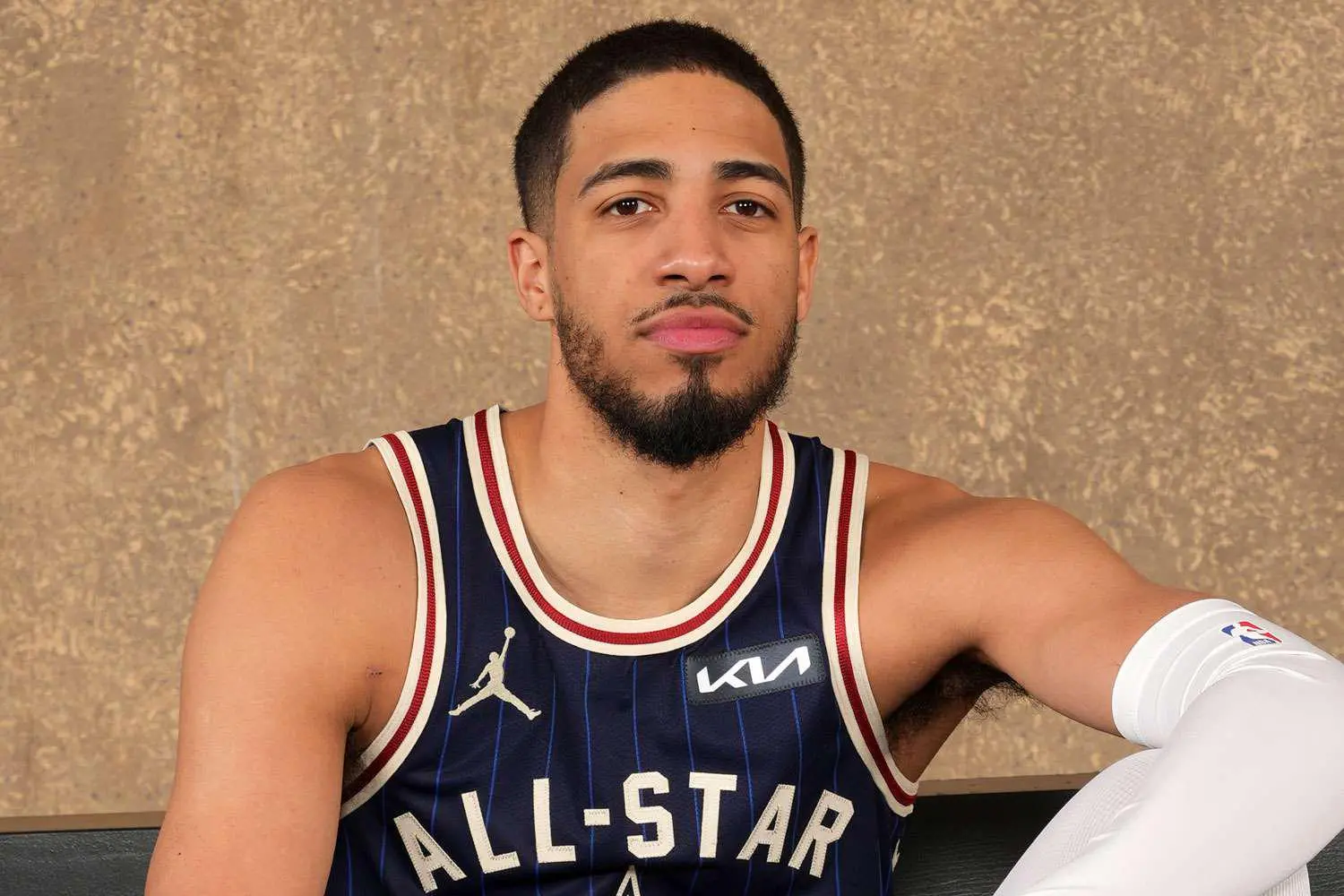 Which celebrities in the NBA and NFL are investing in cryptocurrencies?