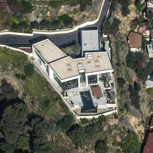 Los Angeles fire line, the anxious cryptocurrency tycoons and the mansions in peril