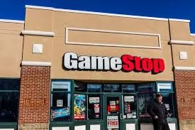 The old internet celebrity of the US stock market, GameStop, is rumored to be "holding coins" as its founder takes a friendly photo with Saylor
