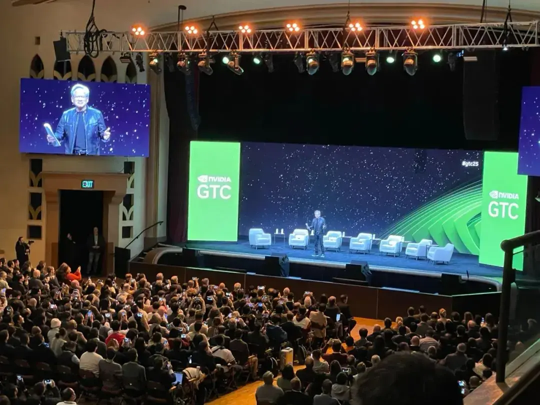 算力競争からアルゴリズム革新へ：DeepSeekが導くAIの新しいパラダイム