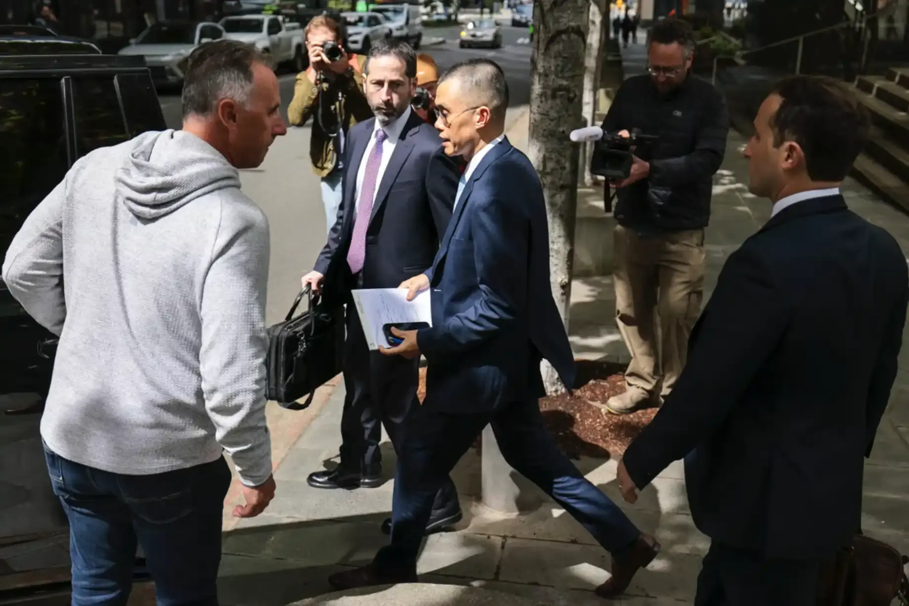 월스트리트 저널: 바이낸스와 트럼프 가족 기업의 거래 협상 및 사면 의혹