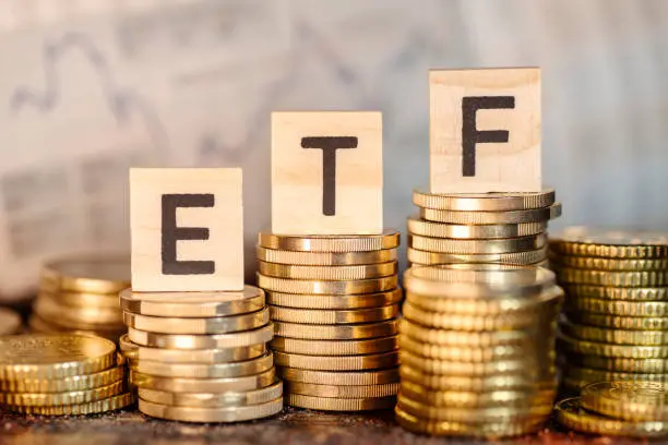 对话 ETF 研究分析师：加密 ETF 的兴起、质押、Solana 与上市潮