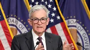 打臉特朗普！鮑威爾重申不急降息，稱經濟仍好、不確定性極高，拒絕因關稅搶先行動