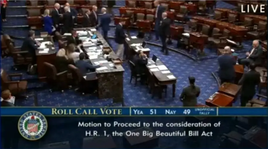 미 상원은 51:49의 절차적 투표로 "크고 아름다운" 법안을 통과시켰다