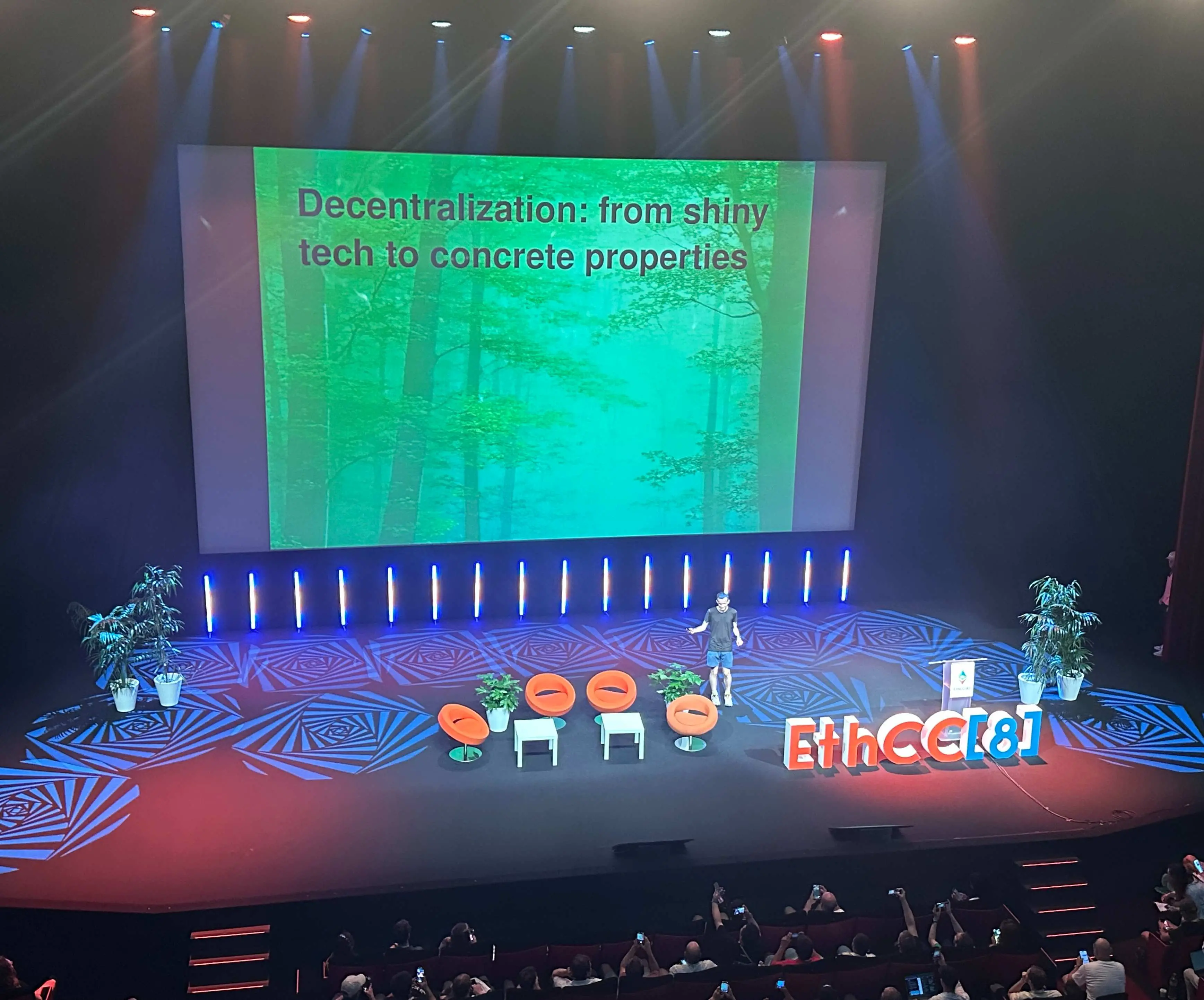 Vitalik delivered a keynote speech at the EthCC conference, discussing decentralization issues