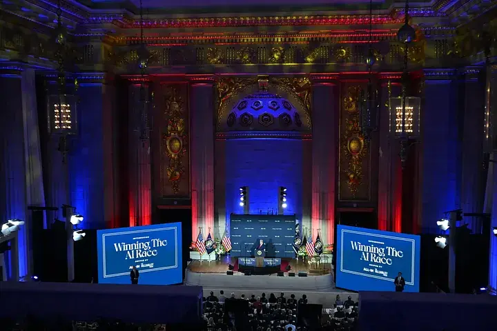 4E Labs｜特朗普的双重杀招：AI 行动计划与 Clarity Act 点燃美国数字霸权新篇章