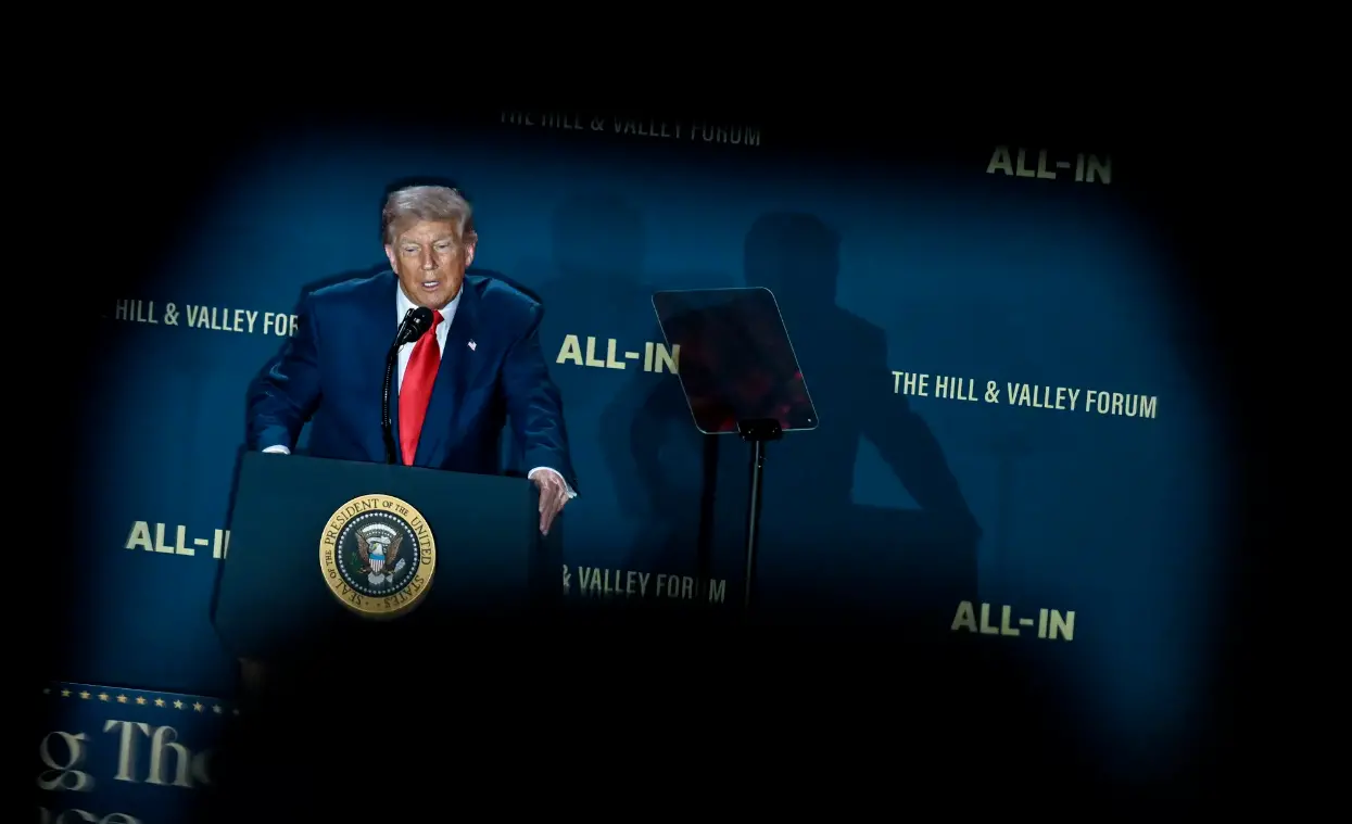 他给特朗普写AI政策，投的公司赚了2000亿美元