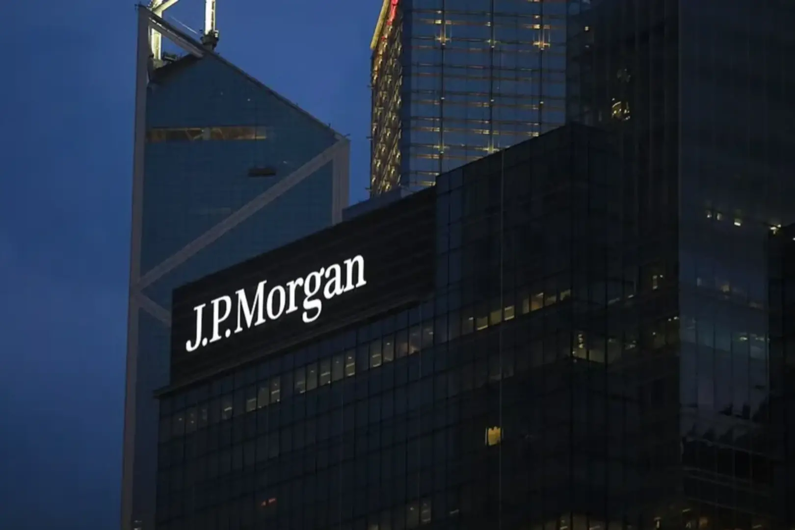 モルガン・チェースがウォール街に背を向ける：銀を蓄え、金をポジショニングし、ドルの信用をショートする