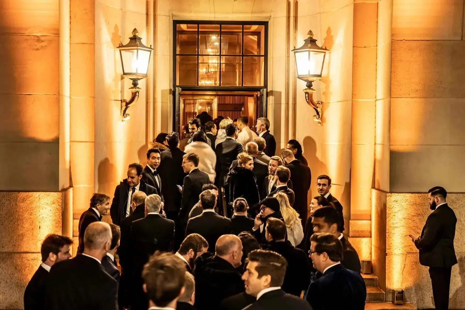 "Legal" Harvesting? The Interest Chain and Scandal Behind the Trump Couple's Meme Coin Frenzy