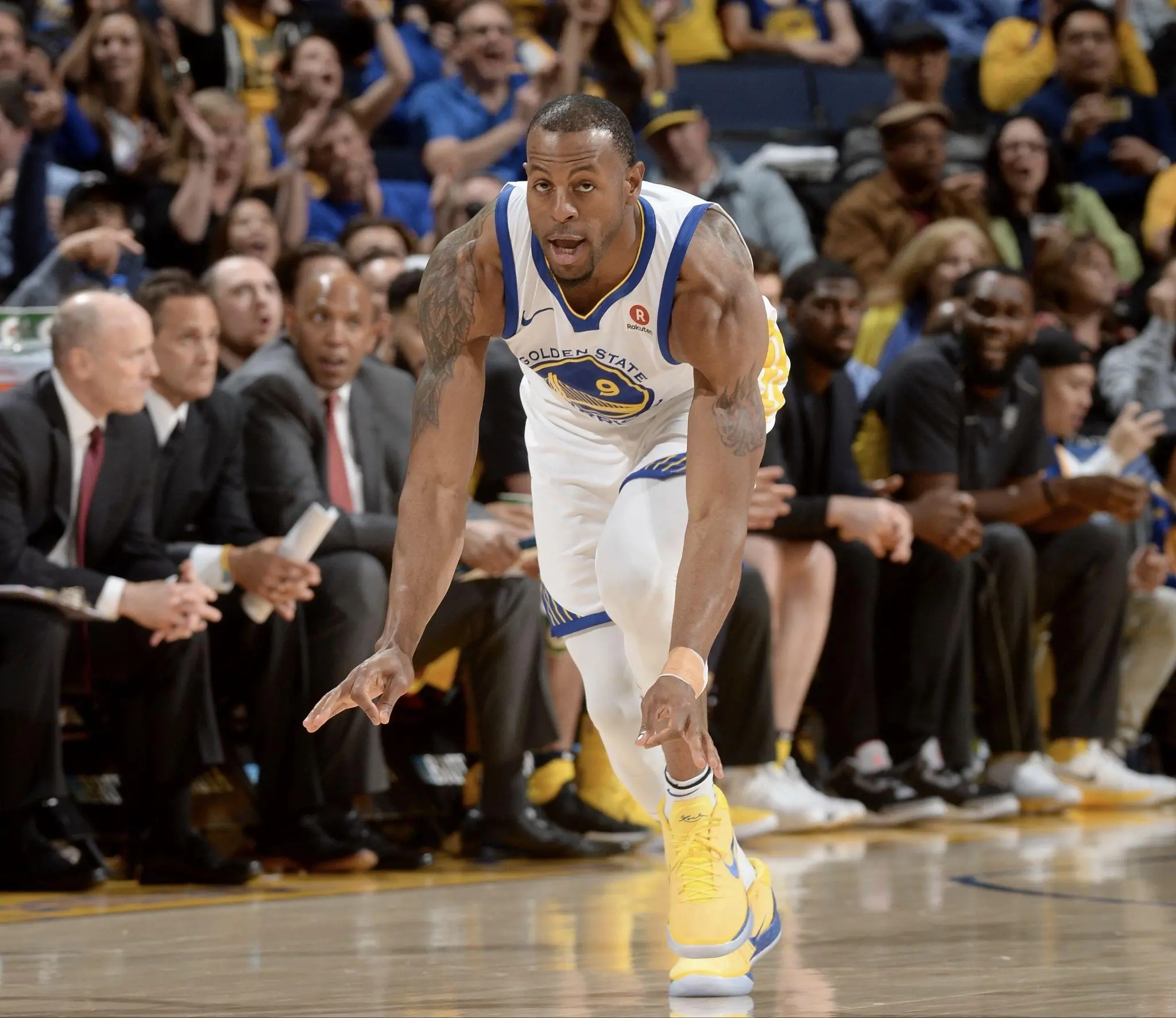 NBA 史上最会投资的一支球队?八年前的勇士,更衣室里坐着一半“投资人”